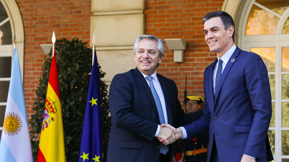 alberto fernandez junto pedro sanchez