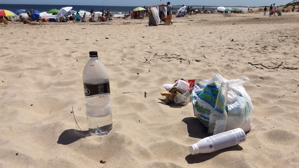 Basura plastico en playa 4