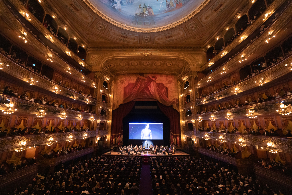 Sala llena del Teatro Colon en la gala por los 100 anos de Rene Favaloro