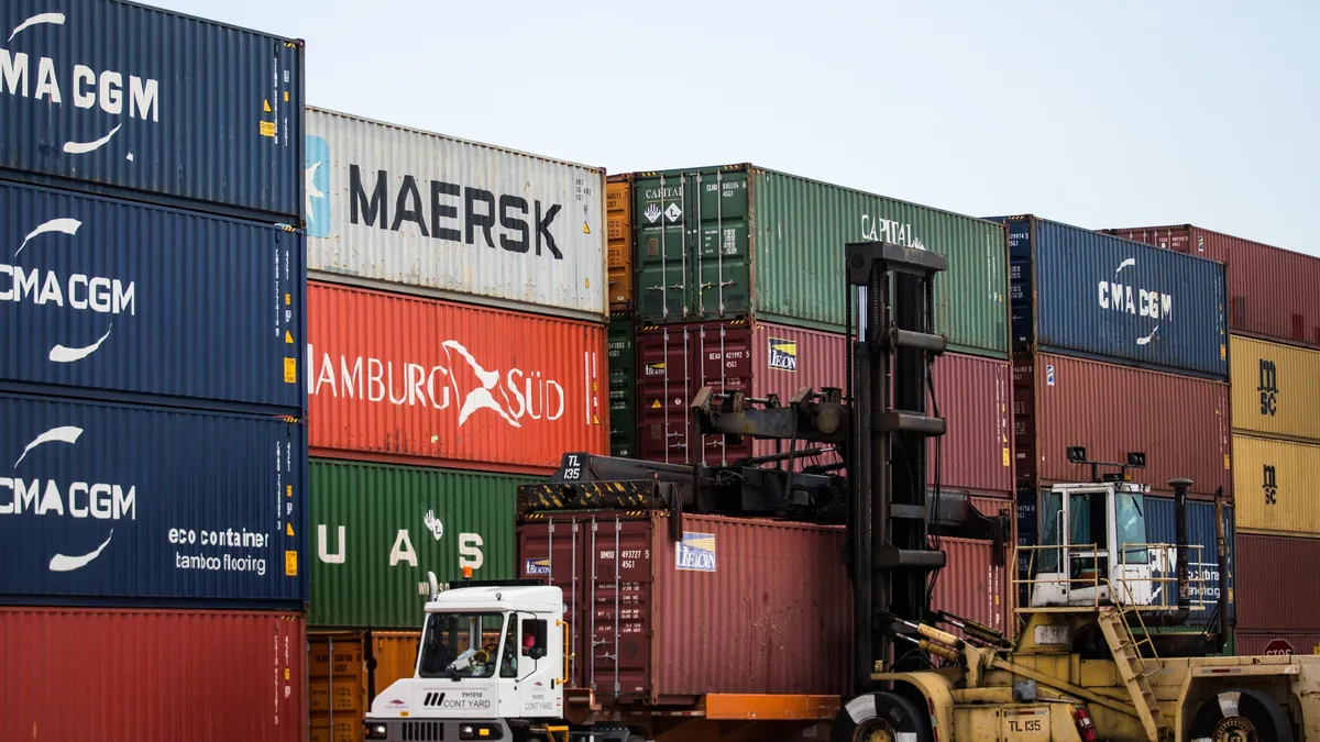 tenemos escasez dolares importar y cada vez pisamos mas operaciones sostiene el autor la columna foto archivo