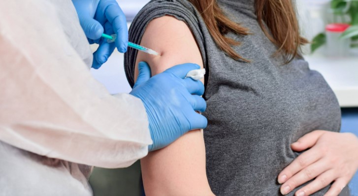 embarazada vacunandose